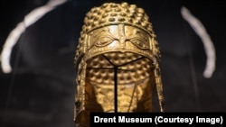 Descoperit la Coțofenești, în județul Prahova, acest coif din aur, care datează din jurul anului 450 î.e.n., este unicat și este cea mai valoroasă dintre cele patru piese furate în weekend dinre-un muzeu olandez.