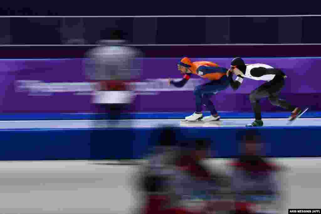 Катання на ковзанах: нідерландець Кьєлд Нейс (ліворуч) та японець Такуро Ода змагаються під час чоловічих змагань на дистанції 1500 метрів. Нейс отримав золоту медаль