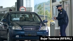 Od 20. septembra građani koji imaju srpske registarske tablice na vozilima moraju da uzimaju probne tablice kada ulaze na teritoriju Kosova (detalj sa graničnog prelaza Srbije i Kosova, 20. septembar 2021)