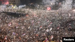 Studenti i antivladini demonstranti pale baterijske lampe svojih mobilnih telefona tokom protesta u Beogradu, Srbija, 15. marta 2025.