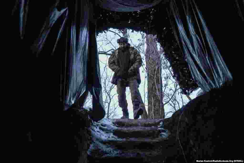 Между выстрелами бойцы уходят в укрытие. По их словам, всегда есть риск, что позиции украинских артиллеристов российские военные вычислят с помощью дронов