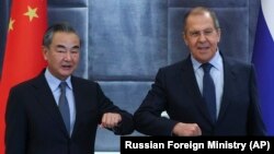Кинескиот министер за надворешни работи Ванг Ји и рускиот министер за надворешни работи Сергеј Лавров се поздравуваат на маргините на состанокот на Организацијата на Договорот за колективна безбедност во Душанбе во септември 2021.