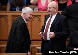 Polt Péter legfőbb ügyész és Juhász Miklós a GVH akkori elnöke a Parlamentben, 2018. május 10-én.