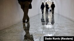 Posjetioci hodaju po umjetničkoj instalaciji u bunkeru bivše JNA u blizini Konjica 