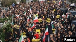 Ceremonia e varrimit të Faezeh Rahimit, një nga viktimat e sulmit të Shtetit Islamik në Kerman. Iran, 5 janar 2024. 