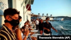 Илустрација: Туристи на Миконос