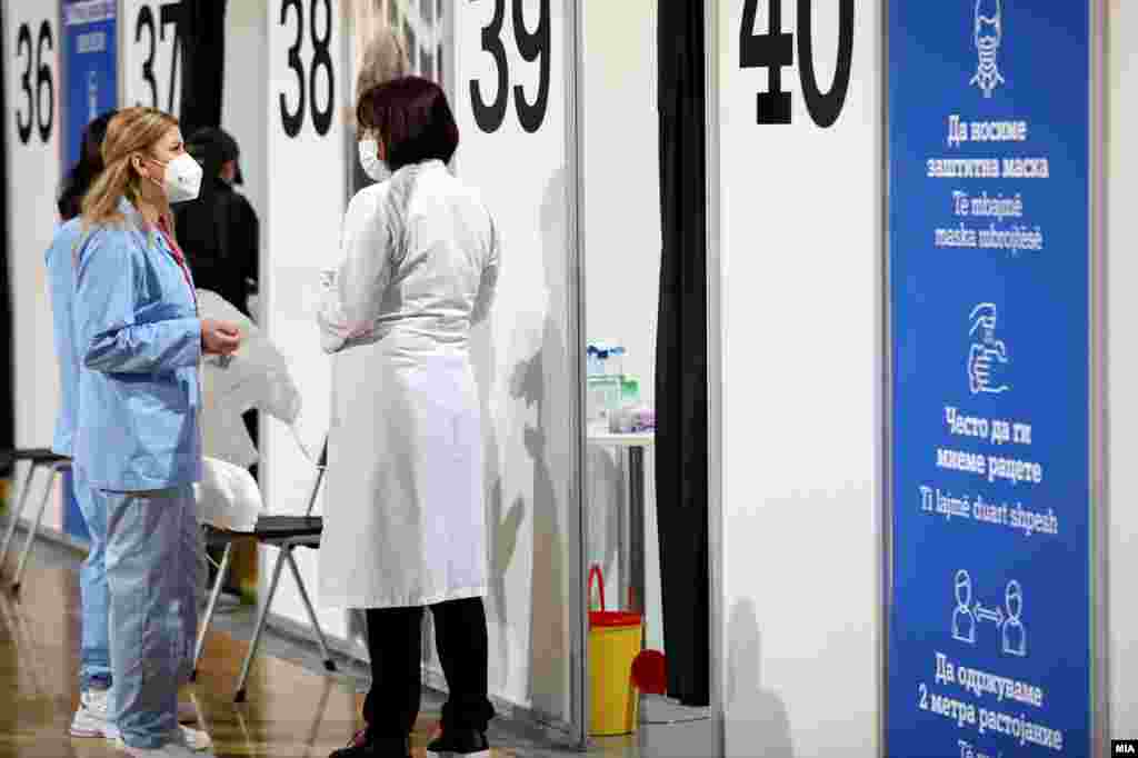 МАКЕДОНИЈА - Министерството за здравство денеска соопшти дека во период од 06 август до 04 ноември на територија на државата 48.955 граѓанин биле позитивни на Ковид- 19, од нив 28 отсто биле целосно вакцинирани, односно 13.886 лица. Од министерството додаваат дека голем е бројот на невакцинирани граѓани кои се заразиле со Ковид 19.