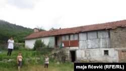 Porodica Keljmendi ispred svoje kuće, selo Lipa, opština Zvečan, 20. jul 2016.