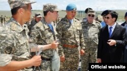 Министр обороны Адильбек Джаксыбеков (крайний справа) во время поездки в Талдыкорганский гарнизон. 4 июня 2012 года. Фото с сайта министерства обороны.