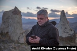 ტყვეთა გაცვლის ყოველ ჯერზე მაქსიმი გათავისუფლებულების სიას ამოწმებს ხოლმე, რომ ამ სიაში, ჯერ კიდევ ტყვეობაში მყოფი მისი თანამებრძოლების სახელები და გვარები იპოვოს. არჩილ ქიქოძის ფოტო.