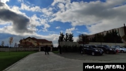 Pjesëtarë të policisë para shtëpisë së ish-presidentit Hashim Thaçi, 6 nëntor, 2020.