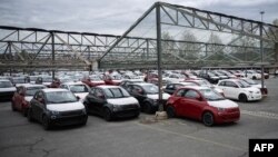 Vozila fijat 500 ispred faktike proizvođača Stelantis u Torinu, april 2024.