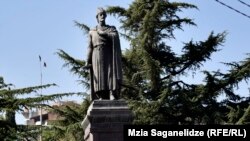 შოთა რუსთაველის ძეგლი