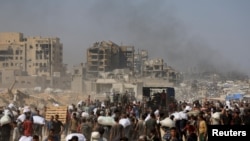 Palestinci se okupljaju na jednom od mesta u Gazi kako bi primili humanitarnu pomoć, 27. jul 2025. 