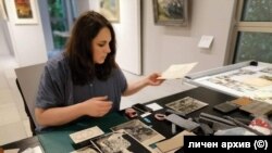 Кураторът Свобода Цекова реди част от снимките в изложбата.