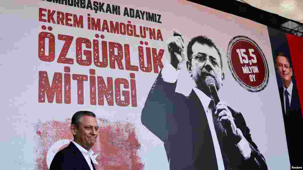 A legfőbb ellenzéki párt, a CHP vezetője, Özgür Özel a gyűlésen felszólalva azt mondta, hogy törökök milliói követelik Imamoglu szabadon bocsátását és a választások kiírását. Hozzátette: a polgármester elleni vádak alaptalanok, és bojkottra szólított fel az olyan médiumok, márkák és üzletek ellen, amelyek szerinte Erdoğan-pártiak