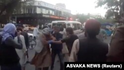 Повредени лица пристигнаат во болница во Кабул, Авганистан. 26.08.2021. 