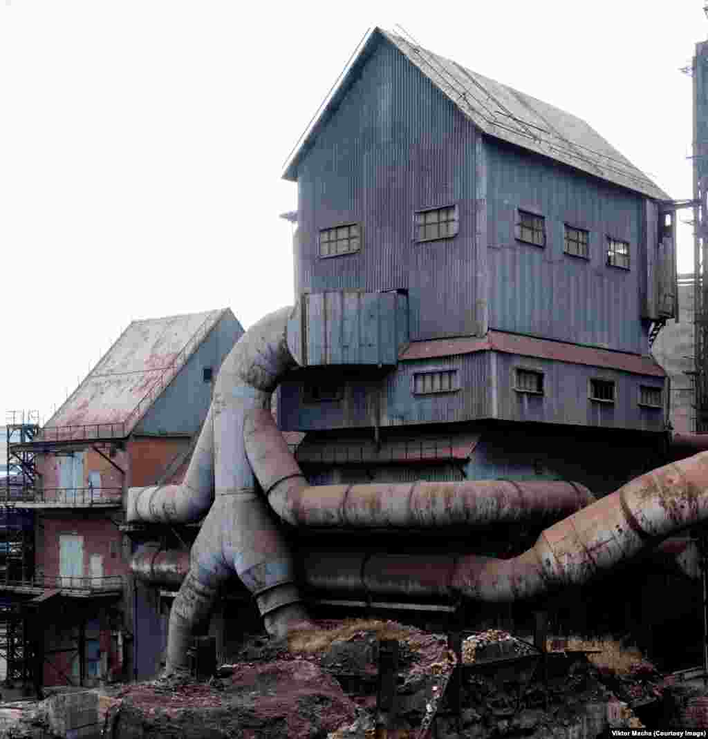 &quot;Креатура на индустрията&quot; в Донецк, Украйна. &quot;Не съм някой артистичен фотограф. Даже не се интересувам от фотография. Просто това е най-добрият посредник за запечатването на производствения цикъл&quot;, казва Мача.