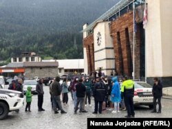 ადამიანების ჯგუფი პოლიციას სთხოვს, გაუშვან ჩაკეტილი მესტიიდან. 11 აგვისტო, 2020.