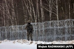 Gardul construit în 2022 la granița dintre Belarus și Polonia.