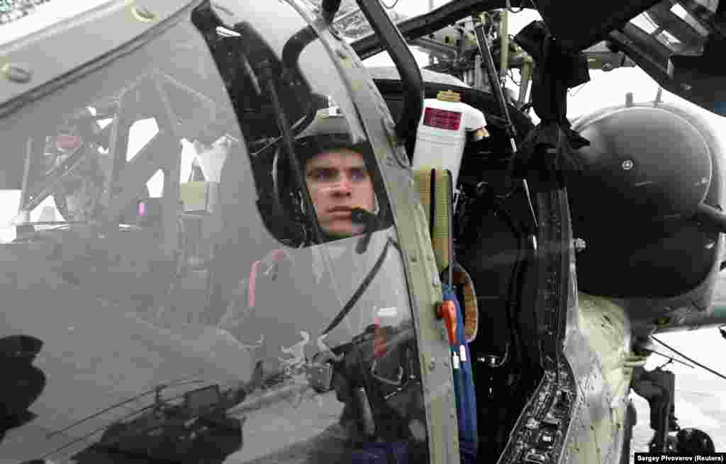 Пилот в кокпита на хеликоптер Ка-52 на 19 януари. Държавният секретар на САЩ Антъни Блинкен пристигна в Берлин на 20 януари за преговори с европейските съюзници заради опасенията, че инвазията в Украйна може да започне &quot;съвсем скоро&quot;. Москва отхвърли твърденията, че има план да нападне Русия. Кремъл обвини НАТО, че планира да приеме страната в състава си, както и че се готви да разположи войски в нея. &nbsp; 