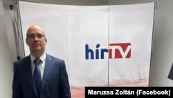 Maruzsa Zoltán államtitkár fotóztatja magát a Hír TV-nél Budapesten 2021. november 22-én