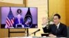 Fumio Kisida japán miniszterelnök virtuális csúcstalálkozón Joe Biden amerikai elnökkel a miniszterelnöki hivatalban, Japánban