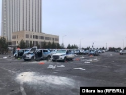 Поврежденные во время Кантара полицейские автомобили у здания акимата Шымкента. 5 января 2022 года