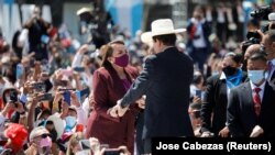 Xiomara Castro sa suprugom, bivšim predsednikom Manuelom Zelayaom, na inauguraciji 27. januara 2022.