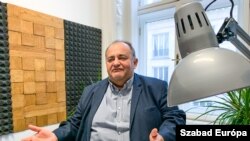 Lakatos Béla hat évig volt iskolaigazgató, ezt követően, 2010 és 2018 között Ács város polgármestere