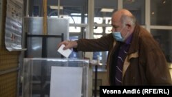 Një qytetar duke votuar në referendumin e Serbisë më 16 janar.
