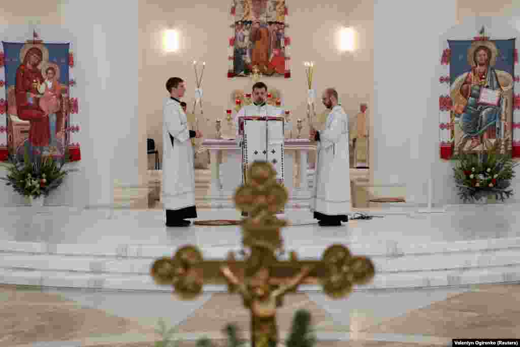 Sveštenstvo u kijevskoj Katedrali Vaskrsenja Hristovog održava službu 26. januara nakon što je papa Franja pozvao na &bdquo;molitvu za mir&ldquo; usred tekućih tenzija zbog masovnog gomilanja ruske vojske oko granica Ukrajine.