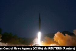 Fotografi e publikuar më 12 janar nga KCNA, teksa raportoi se Koreja e Veriut një ditë më parë kishte testuar një raketë hipersonike.