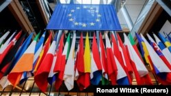 Zastava Evropske unije i zemalja članica na zgradi Evropskog parlamenta u Strasbourgu