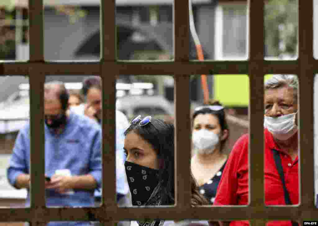 МАКЕДОНИЈА - Комисијата за заразни болести на денешниот состанок препорачала укинување на сите рестриктивни мерки за справување со Ковид-19, освен задолжително носење маски во здравствени установи, аптеки, јавен превоз и домови за стари лица.