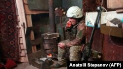 Pripadnik ukrajinskih vojnih snaga u blizini linije fronta sa separatistima koje podržava Rusija u istočnoj regiji Lugansk, 21. januara 2022.