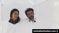 Главите на зрителите сякаш са вътре в сградата, докато те всъщност все още са отвън.