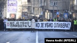 Илустрација, протести во Србија во јануари 2022 година, по повод одбележување на годишнина од убиството на политичарот Оливер Ивановиќ
