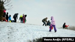 'Omikron je toliko zarazan da je jednostavno prilično teško izbeći infekciju u tom uzrastu. Međutim, to nije razlog da mi njih izlažemo sigurnoj infekciji i tako dovodimo do novog pika', kaže Georgios Konstantinidis. (na fotografiji deca u igri tokom praznika, Beograd, januar 2022)