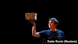 Ajna Jusiq, nga Shoqata "Fëmijë të harruar të luftës", gjatë shfaqjes "Në emër të babait" në Teatrin e Luftës së Sarajevës (SARTR), në Sarajevë, 14 tetor 2019.