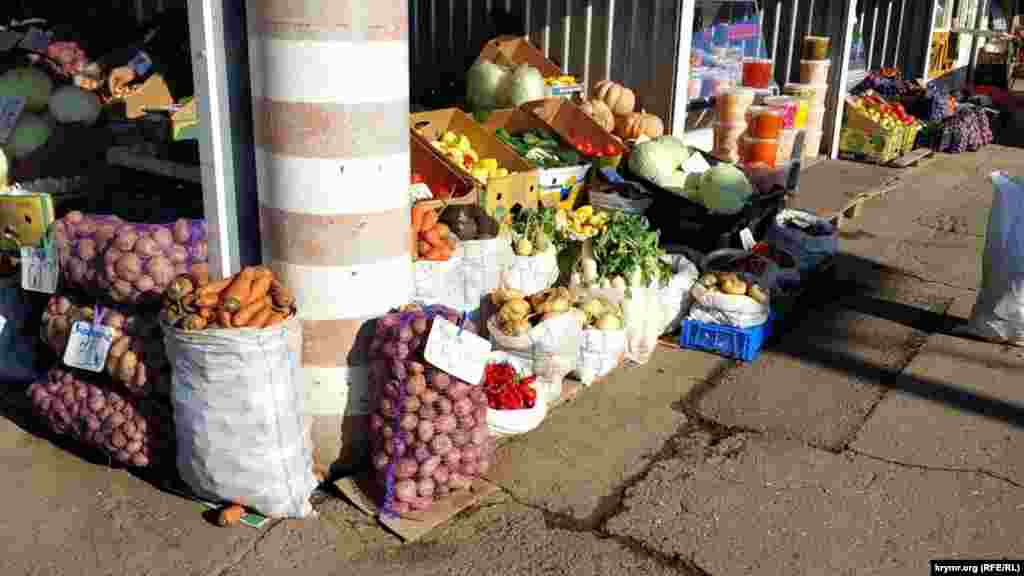 В ноябре на рынке наблюдается изобилие овощей и фруктов. Выбор &ndash; на любой вкус, цены разнятся. В этой торговой точке, например, цены на картофель варьируются от 35 до 65 рублей (от 13 до 24 гривен)