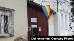 Miután az Országgyűlés korlátozta a gyülekezési jogot és betiltotta – többek között – a Pride-ot, a Baross16-ot működtető egyesület szivárványos zászlót tűzött ki a kapura. Ezzel azt kívánták üzenni, hogy a létesítmény továbbra is egy nyitott, barátságos közösségi tér