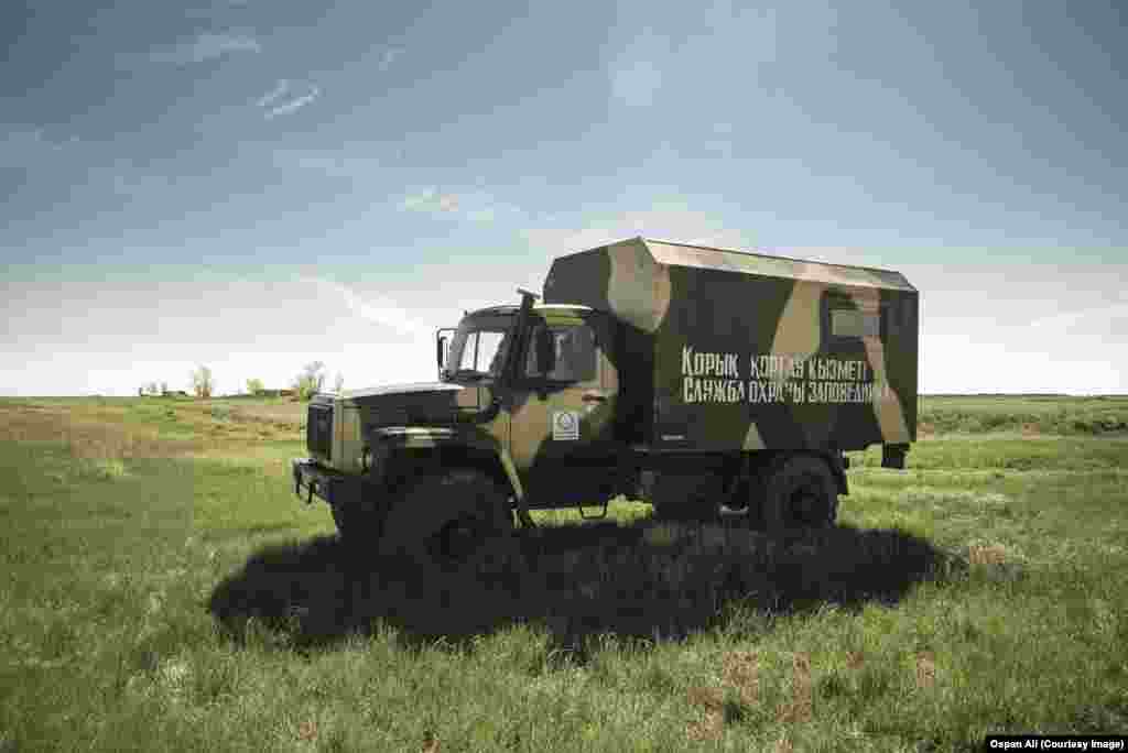 Инспекторы по охране животного мира, защищающие сайгаков, патрулируют 93 миллиона гектаров степи и, по их словам, имеют дело с &quot;хорошо подготовленными&quot; браконьерами, для которых добыча рогов этих антилоп - прибыльный бизнес. Фото: машина инспекторов по охране животного мира в Карагандинской области. Автор: Оспан Али.&nbsp;