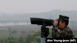 Снимката е илюстративна. На нея се вижда член на южнокорейската морска пехота, който гледа към Северна Корея с бинокъл близо до граничното село Панмунджом, Южна Корея, 2018 г. 