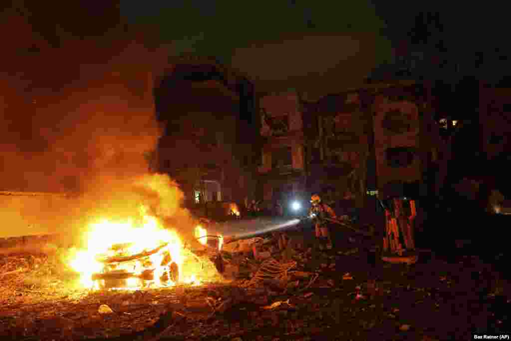 Zjarrfikës duke u angazhuar për shuarjen e një zjarri pasi një raketë nga Irani goditi Tel Avivin, më 16 qershor.