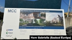 Az MCC épülő központjának tervei az építkezés helyszínén, Budapesten a Gellért-hegyen