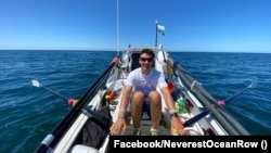 Бащата и синът спазват много стриктен режим на гребане и се сменят на всеки 2 часа през цялото денонощие