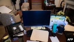 Бележката, оставена на бюрото на Нанси Пелоси.