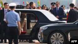 Predsjednik Srbije Aleksandar Vučić na aerodromu u Pekingu 2. septembra 2025.