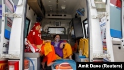 Kezelésre érkező beteg mentőben várakozik egy indiai járványkórház előtt Ahmadábád városban, 2021. április 20-án